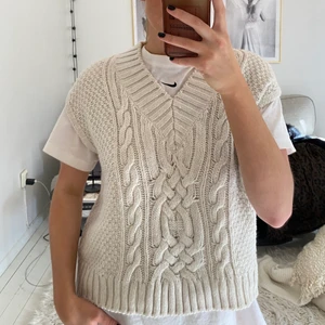 Väst - Fin flätad väst. Aldrig använd. Köpt på H&M. Storlek S. Kan mötas upp eller fraktas gentemot konstnad.
