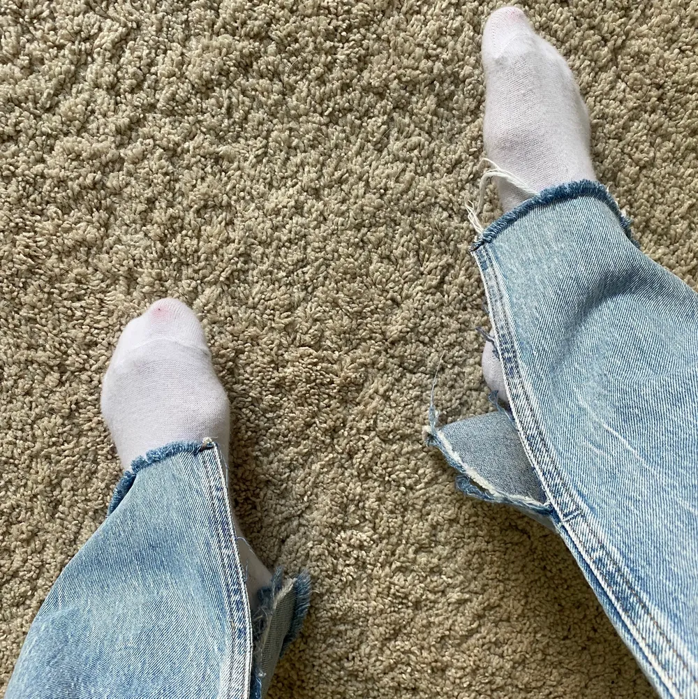 Skitsnygga zara jeans som tyvärr inte kommer till  användning. Storlek 32 men passar mig som är en 34. köparen står för frakt (endast frakt). Jeans & Byxor.