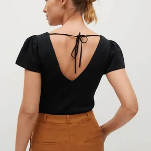 Svart topp - Säljer denna supefina toppen ifrån mango som är i väldigt bra skick då den knappast är använd. Som man ser på bilden har den även en öppning i ryggen. Skriv om ni har frågor!!💕💕