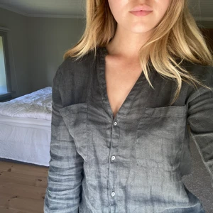 Linneskjorta i grön - Linneskjorta i en mossgrön färg. Skjortan är ifrån Zara, köpt för ca 1 år sedan. Men skicket är som en ny!!