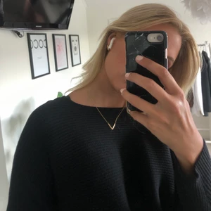 Stickad ribbad tröja från mango - Mysig ribbad stickad tröja i skönaste materialet!! Denna är perfekta tröjan till hösten🖤