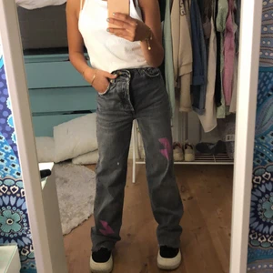 Gråa jeans med blixtar  - (INTRESSEKOLL) tänkte eventuellt sälja dessa super  snygga jeans från zara med egen gjorda blixtar som en annan tjej har gjort, kommer inte så mycket till användning. 