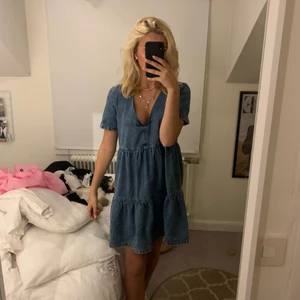 Hm klänning strl 36 - Säljer denna snygga jeansklänning från hm som är slutsåld👌💞 strl 36!