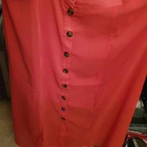 Kjol  - Fin kjol som är lite genomskinlig under knäna och ner