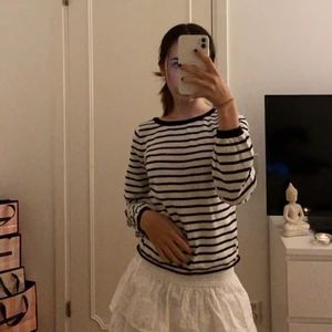 Stickad tröja - Söt stickad randig tröja med fin detalj på ryggen     (bild 2)från h&m🎀 Den är i barnstorlek 146/152 men passar allt från XXS-S beroende på hur man vill att den ska sitta, men såhär sitter den på mig som har stl XXS/XS💕