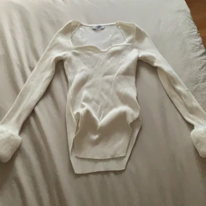 Tröja - Använt den en gång, på julafton. Jätte fin men kommer inte använda mer tror jag ej. Orkade ej ta av mig linnet o shortsen men tänk bort det på andra bilden 