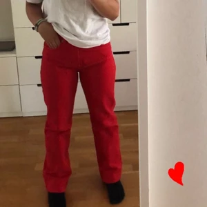 Mid Rise - INTRESEKOLL!! På mina röda zara mid Rise jeans❤️ Storlek 36❤️passar perfekt på mig som är 160