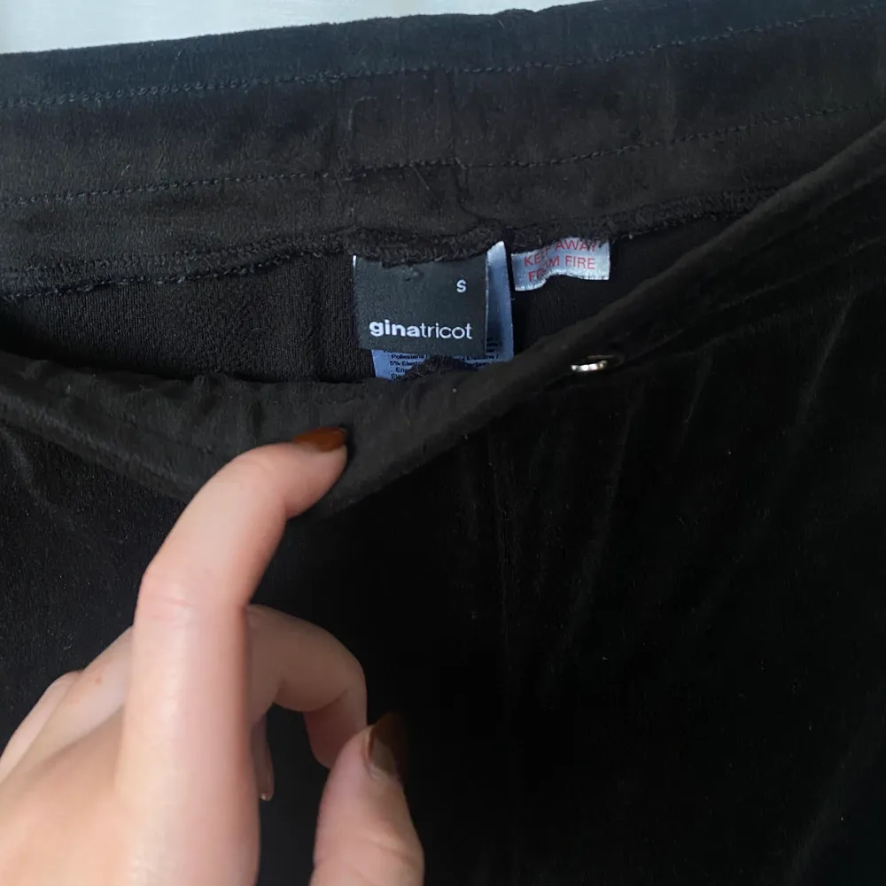 Svarta velour mjukisbyxor från Gina Tricot i storlek s. Använd fåtal gånger så fortfarande lika mjuka & inga defekter. Köpt för 229kr. Skriv för mer information eller bilder ☺️. Jeans & Byxor.