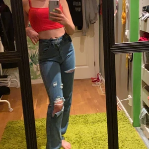 Jeans st 170  - Aldrig använda, bra längd på mig som är 170 cm. Skönt och mjukt material dock inga hällor 