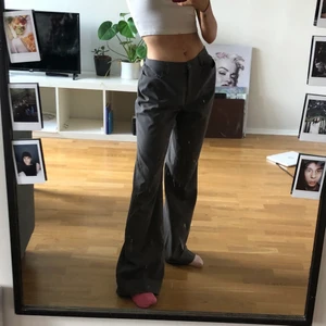 Lågmidjade gråa kostym byxor - Väldigt eftertraktade lågmidjade/mid rised kostym byxor💓 har två par så säljer dessa som är lite långa för mig💓 super snygga i storlek s men passar nog xs- en liten m💓 passar till nån som är 174- neråt då dem är väldigt långa💓 kan mötas upp i Jönköping annars betalar du frakten💓 bud på 380kr just nu