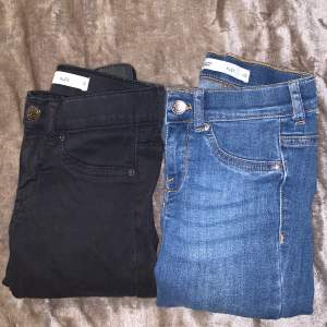 Gina jeans Alex, ljusblåa är XS och svarta är S, använda några gånger men är fortfarande hela och färgen kvar, 300 i nypris säljer båda för 150kr och 70kr styck:) (köparen står för frakt) men kan även mötas i Örebro