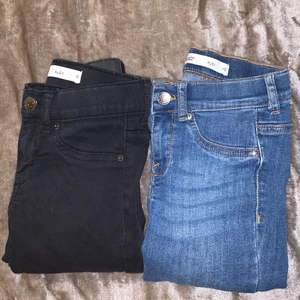 Gina tricot jeans  - Gina jeans Alex, ljusblåa är XS och svarta är S, använda några gånger men är fortfarande hela och färgen kvar, 300 i nypris säljer båda för 150kr och 70kr styck:) (köparen står för frakt) men kan även mötas i Örebro