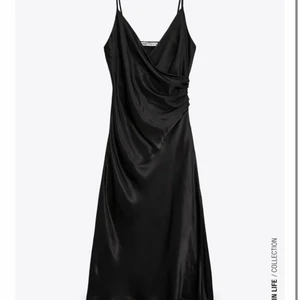 Festklänning  - Säljer denna festklänning som endast är använd en gång. Den är alltså i toppskick❤️superfin mer en liten extra detalj i fram. Klänningen är i storlek XS men passar S lika bra på grund av de reglerbara axelbanden❤️