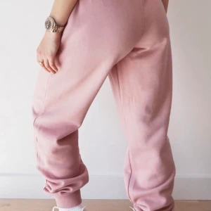 Prettylittlething  - Ett preattylittlething set i storlek 36, super fint på men det var fel storlek för mig. Allt säljes för 400kr och separat kostar byxorna 250kr och toppen 150kr. 
