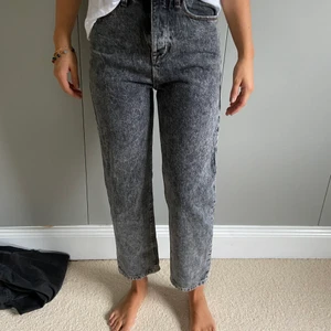 Gråa jeans från COLLUSION  - Ett par snygga cleana jeans från COLLUSION i färgen grå! 