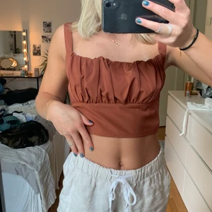 Rostfärgat linne - Rostfärgat linne från Shein. Aldrig använt endast provat så toppskick! Storlek S/M, resår där bak så passar många!🤩 säljer det för 100kr frakt i ingår!!🧡🧡 kolla gärna in min profil, stooor garderobsrensning så säljer massa kläder billigt🥰  först till kvarn gäller, inga bud!