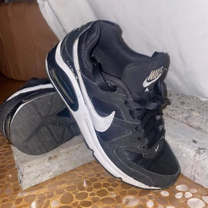 Skor  - Storlek 39, passar även 38 fräscha och knappt använda.