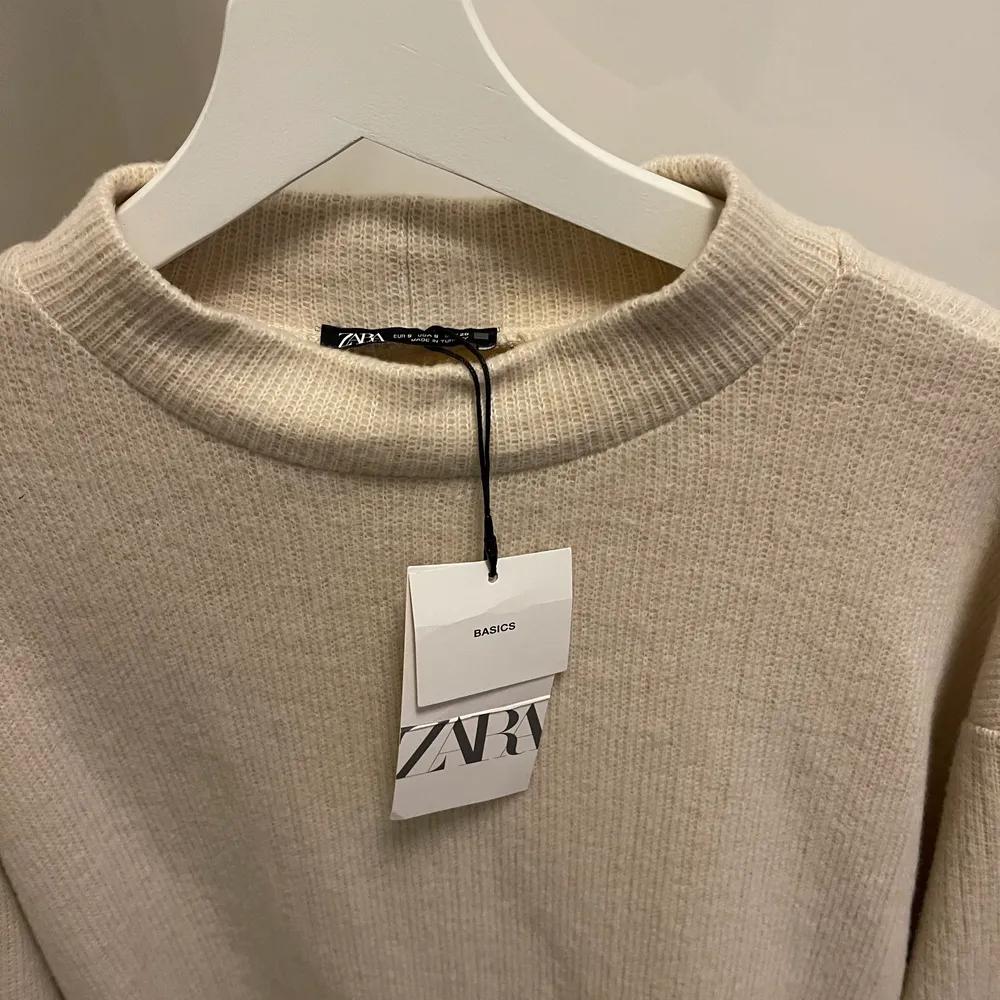 Oanvänd fin stickad tröja från Zara. Prislapp kvar. . Tröjor & Koftor.