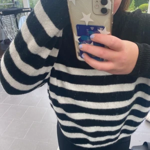 randig tröja - superskön randig stickad tröja från H&M, i strl xl men så så skön och lätt att ha till allt 💖💖 säljer för 150+ frakt