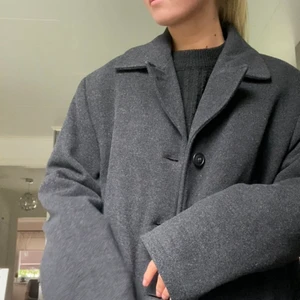 Höst kappa - ⚠️ BUDA BARA OM DU ÄR VILLIG ATT BETALA ⚠️ Mysigaste kappan nu till hösten!! 🍂🍁 aldrig använd och köpt på secondhand. Storlek L men sitter snyggt oversized på mig som är en S. 💕Köp direkt för 250💕