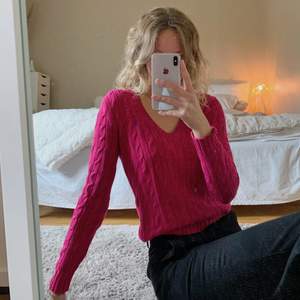 Jättefin rosa, kabelstickad Ralph Lauren tröja med lila märke💜💖 Tröjan är i fint skick, Strl Xs!                  Säljer för 120 Kr