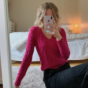 Tröja - Jättefin rosa, kabelstickad Ralph Lauren tröja med lila märke💜💖 Tröjan är i fint skick, Strl Xs!                  Säljer för 120 Kr