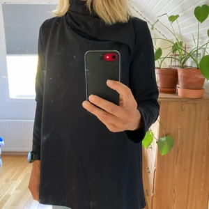 Tröja COS, M - Mörkt blå tröja från COS, stl M. Fantastiskt fin skärning och fall framtill. Helt ny, bara provad. Nypris 890 kr.