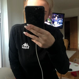 KAPPA LÅNGÄRMAD - en långärmad tröja från kappa med tryck både fram & bak i storlek s