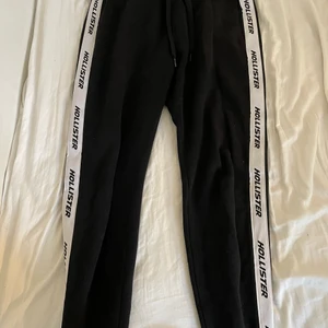 Hollister  - Ett par Hollister byxor. Storlek S. Finns i Växjö