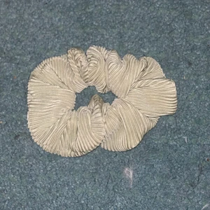 scrunchies 🧩💘🌀 - lite utslitna scrunchies, men inga hål osv. dom är ganska gamla men har inte använt på jättelänge, vi kan prata om priset om det inte passar, men inte för lågt ✌🏻 man får alla 3 för 10 och en styck kostar 5