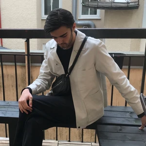 Acne Sudios Jacka  - Sparsamt använd Acne Jacka. Har tags kvar, säljer den för att den inte passar i storlek längre. Den är en 46, passar också 48. Jag är 190 så den är lite för kort i ärmarna för mig. Köpare står för frakt. Betalning sker via swish! Pris kan diskuteras vid snabb affär.