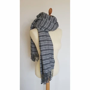 Varm halsduk - Svart och vit rutig halsduk / scarf med fransar. Supervarm och skön, stor. Endast använd ett fåtal gånger, perfekt skick. 