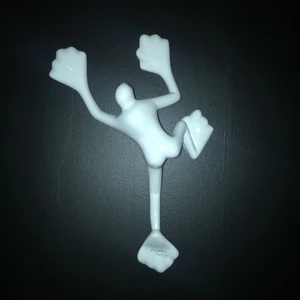 Skulptur - Säljer denna grodliknande väggdekoration. Den är ordinarie köpt för ca 4000 kr (googla på ”rosalie wall sculpture”) jättefint skick