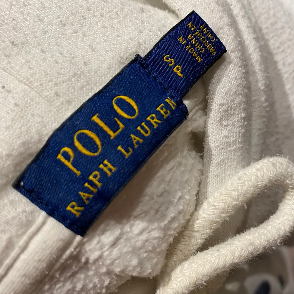 äkta Ralph Lauren hoodie köpt när jag var i usa. köpte för $80 i butiken. 350kr+ frakt 66kr (spårbart)💕. Hoodies.