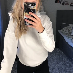 Vit Hoddie Urban Classic - Säljer min vita hoddie från Urban classic. Jätte fint skick, bara  använt ett fåtal gånger. Frakt är inte inräknat i priset ✨💕 Nypris 350