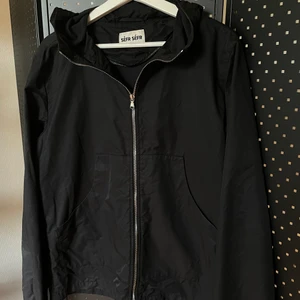 SEFR JACKA - Svart/navy sefr jacka i storlek M. Funkar till large.