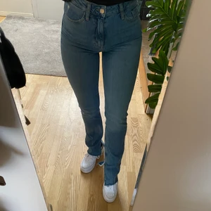 ZARA jeans - Högmidjade jeans med slits ifrån Zara i storlek S. Aldrig använda,  jag är 163cm lång och på mig är längden bra 😊 köparen står för frakten, kan skicka spårbart. 📦