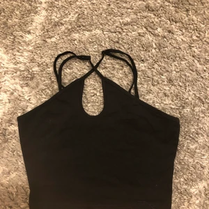 Svart topp - En söt svart topp som inte kommer till användning. Storlek xs men passar s oxå. Skriv privat vid fler bilder eller frågor:)