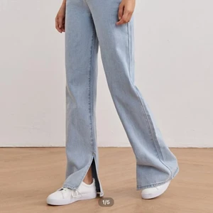 Jeans - Superfina jeans ifrån shein, har blivit förstora så måste tyvärr sälja 😪😪 endast använda ett fåtal gånger