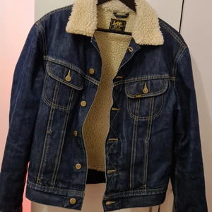 Lee jeans vintage trucker jacka - Storlek medium sitter ganska true to size haft den cirka 10 år och farsan har haft den runt 15 år innan jag fick ta över den välskött och fräsch för hur gammal den är nu försöker hitta någon som kommer få mycket användning för den och ett bra hem 😇                                                 köparen står för frakten om den ska skickas swish finns 