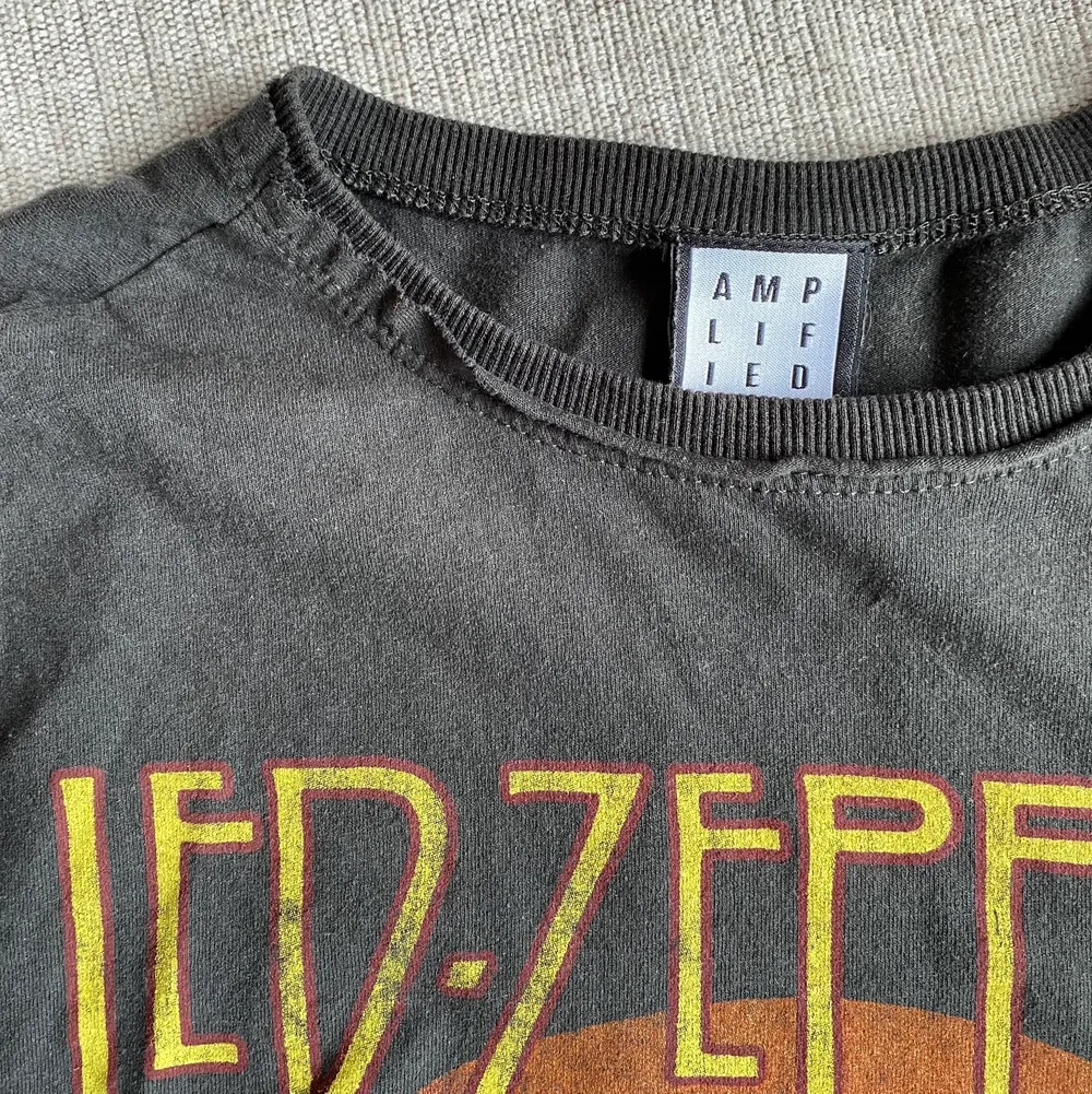 T-shirt från Amplified med Led Zeppelin tryck, nypris 399kr. ”Urtvättad” svart/grå färg med snygga slitna detaljer i öppningarna vid huvud och ärmar. . T-shirts.