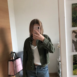 Grön jacka  - Så fin tunnare grön höstjacka från only! Köparen står för frakten. Skriv för mer info🍁🌼