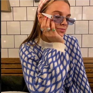 Blå beige stickad tröja - Säljer då den inte kommer till användning, första bilder är  lånade men sista är min, hör av er vid frågor! Köparen står för frakten. Om många är intresserade blir det budgivning. Frakten är 66 kr spårbart.