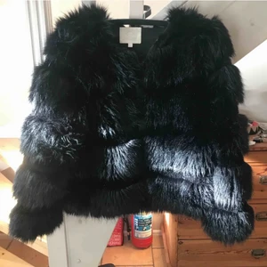 Fluffig jacka - Jätte fin och oanvänd jacka, varm o skön och fungerar till vår, vinter och höst! 