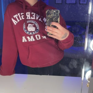 Snygg hoodie - Säljer min vinröda hoodie pga ingen användning. Jätte fint tryck och jätte skönt material nu till vintern. Passar bra på mig som brukar ha xs/s. Den säljs inte längre nånstans. Skriv för mer bilder eller andra frågor. KÖP DIREKT FÖR ETT BRA PRIS