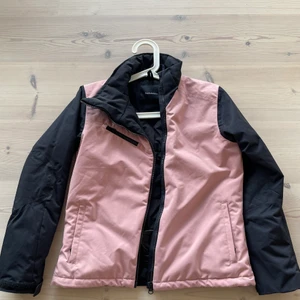 Peak Preformence, stl 160 - Junior Scoot Jacket 10 000 Mm. Nästan helt oanvänd Peak jacka, bara använd ca 2 ggr. Väldigt bra skick alltså. Nypris 2400 :-