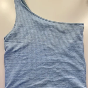 Linne från Gina tricot  - Ett blått jätte fint linne från Gina tricot. Säljer på grund av att jag inte använder det mycket. Jätte fint under en kofta nu när det är kallt. Skriv för mer bilder och frågor!<3