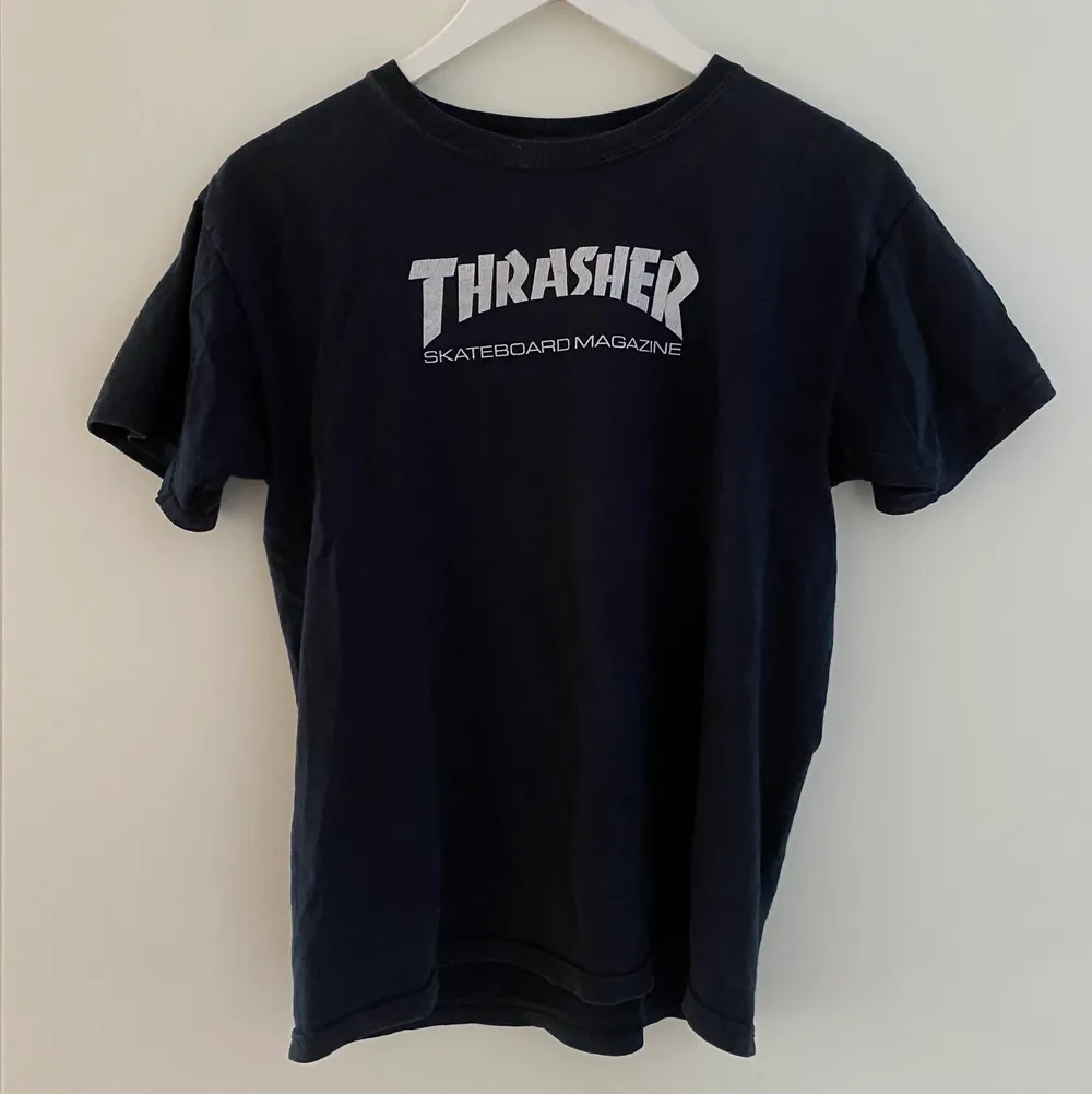 Thrasher tisha i slitet skick😁. T-shirts.
