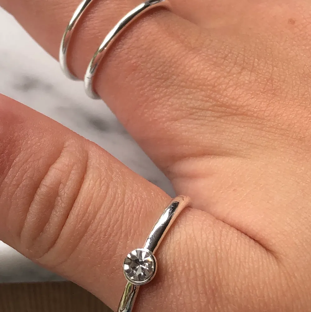 Säljer tre silver ringar och en av dem som har en fin diamant, har nästan aldrig använt. Accessoarer.