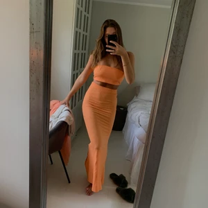 Organet sett🧡 - Säljer nu denna skönheten, ett sett från Hanna schönbergs kollektion med NAKD🧡Otroligt snyggt, passar snyggt till fest, vardags samt kan du stylea med andra klädesplagg✨Kjolen är i storlek small och toppen i medium❤️Om flera är intresserade kommer det bli en budgivning via meddelande✨✨✨✨Det är inte använt någon gång🥰